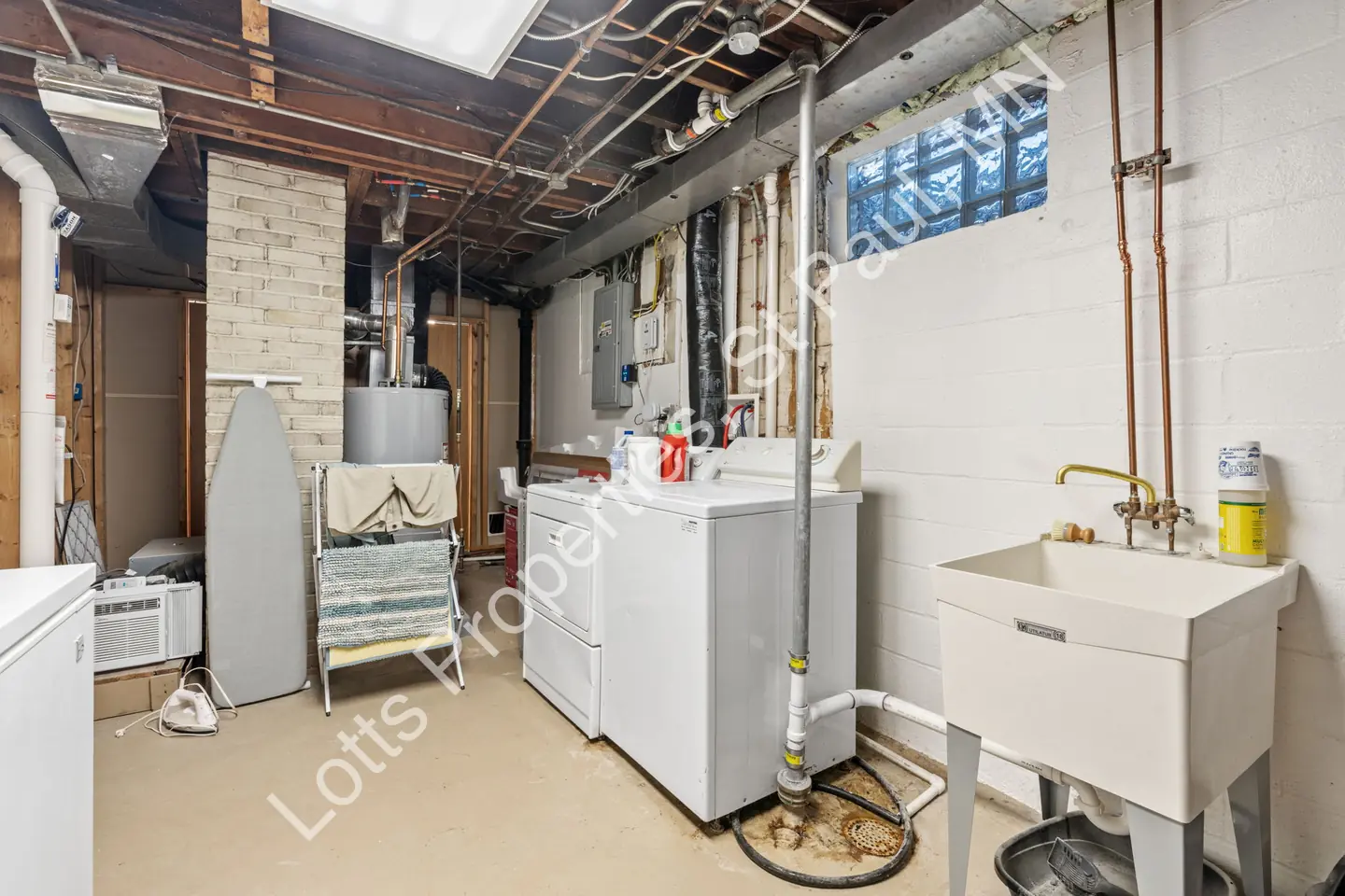 Laundry area at 1444 Alameda with washer, dryer, and a utility sink.